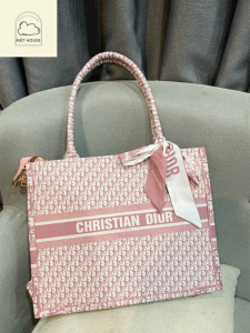 Chiếc túi Christian Dior Book Tote phiên bản hồng họa tiết monogram thanh lịch, được điểm xuyết bằng khăn lụa cùng tông, mang đến vẻ đẹp sang trọng và thời thượng. Thiết kế rộng rãi, phù hợp cho nàng công sở hay những chuyến du lịch ngắn ngày. Sản phẩm được phân phối bởi May House – Women’s Fashion.