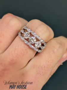 Nhẫn nữ thời trang phong cách thanh lịch bằng vàng 18K đính đá trắng.